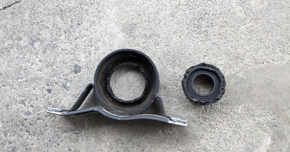 2013年式 ダッジ チャレンジャー プロペラシャフト センターベアリング 交換